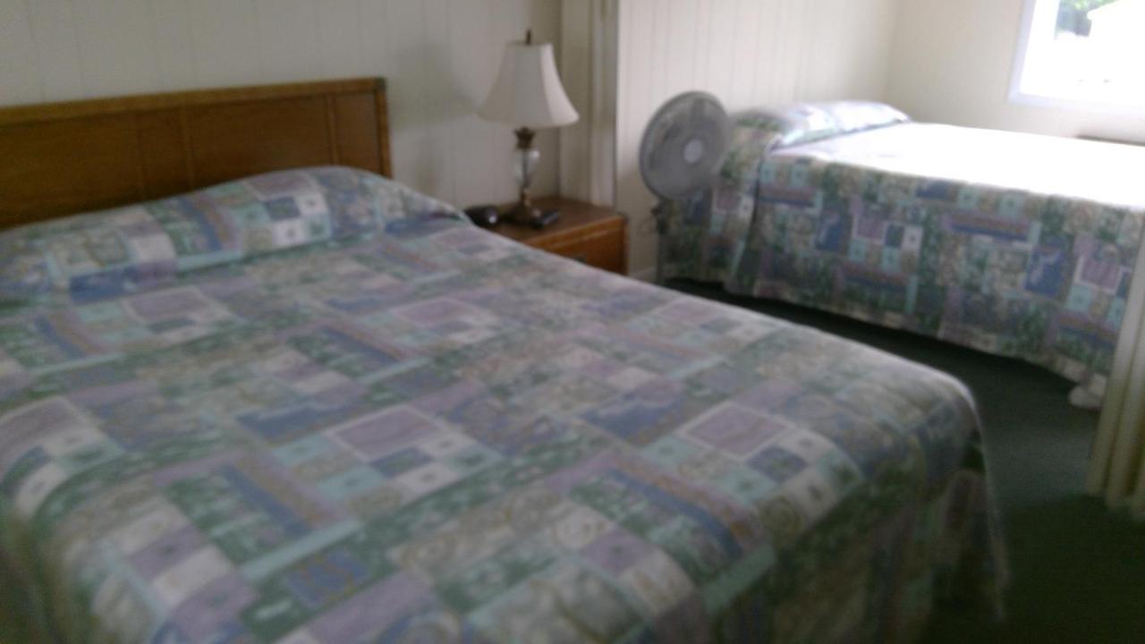 Village Green Motel Yarmouth Port エクステリア 写真